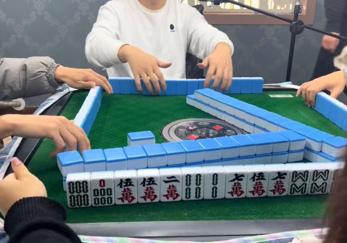 【第一消息】“四川麻将换三张可以设置一个人老输么”原来确实有挂!