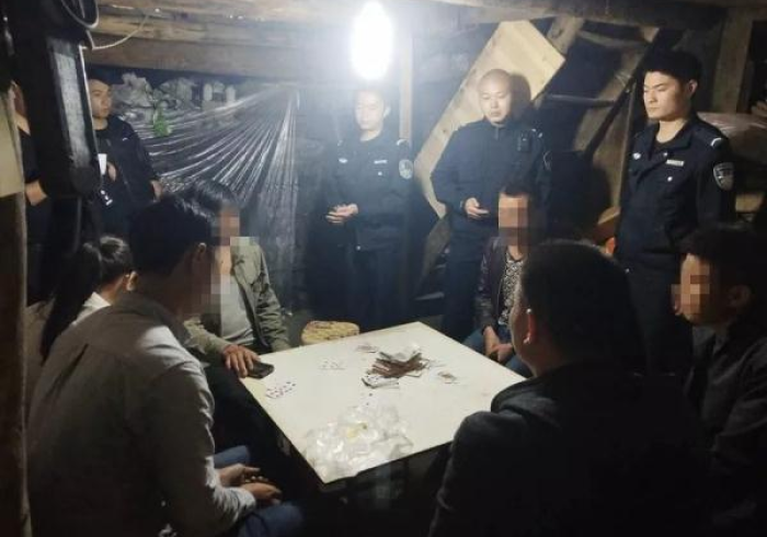 一分钟了解“三公扑克牌手机扫描镜头(目前新的程序揭秘)